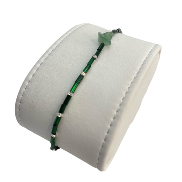 VINTAGE Dainty Jadeite Chip Bracelet - Picture 2 of 8